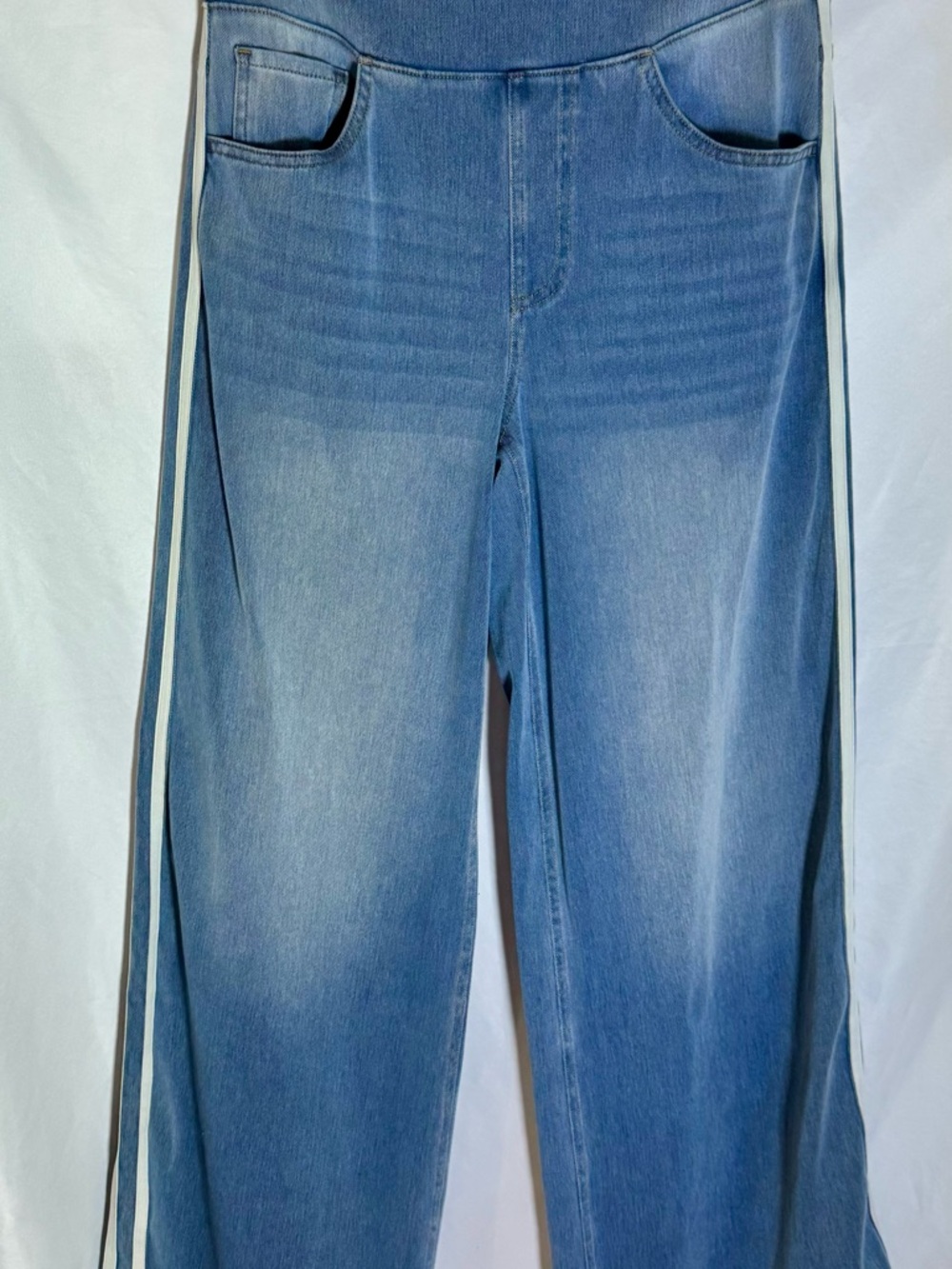 Halara High-Waisted Pocket Wide-Leg Medium Petite with White Stripes 29x29” Read